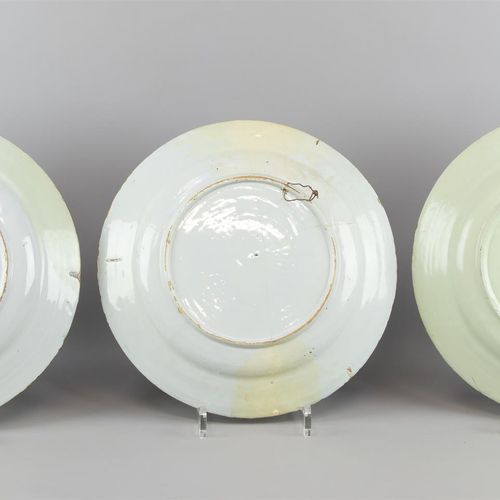 Null 一套三个盘子，代尔夫特18世纪，蓝白陶器，有中国风的装饰，花园里有长长的莱瑟尔--三个都有修复的痕迹（C）。

ø30厘米。
