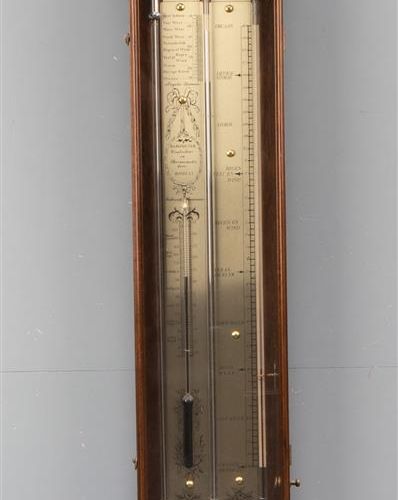 Null 一个十八世纪的烘烤气压计，Rosseli，H.N. Rose，Schiedam，木制表壳，带有锡制刻度板（A-）。

h.129厘米。