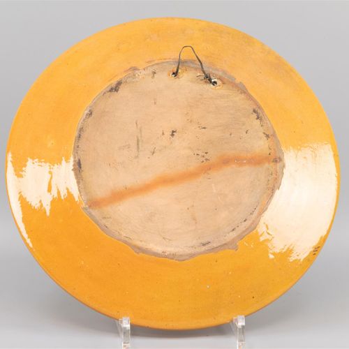 Null 一个陶制环形门盘，上面有文字："谁不能玩那个blyf'其"，约1910年。(A)

ø30厘米