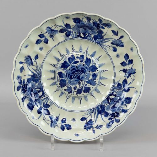 Null Un plat pliant, De Porceleyne Fles Delft, 1922. Faïence à décor floral bleu&hellip;