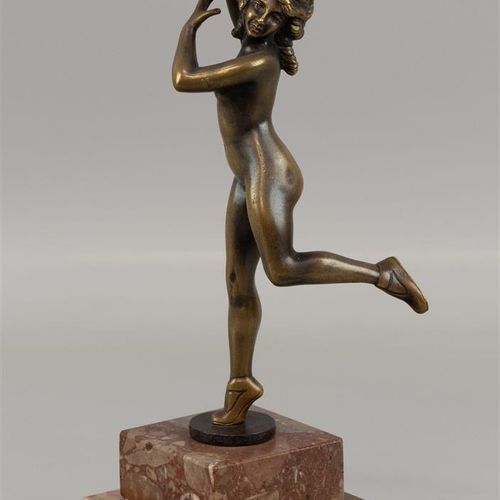 Null 一个舞者的青铜雕塑，在红色大理石底座上，没有签名（A）。

h.21.5厘米