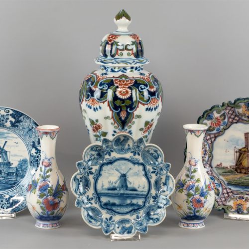 Null 一批主要是Makkum陶器，多色和青花，包括一个橱柜花瓶，两个扇形盘子，一个带磨盘装饰的盘子和一对Zenith带柄花瓶（B）。

h.21.5和33厘&hellip;