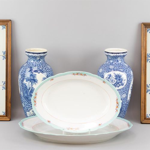 Null 一批不同的陶器和瓷器，2个有人物和花的瓦片，可能是Makkum的，2个装饰的Flamand花瓶和2个平底餐具。(B+)

高达31厘米的花瓶