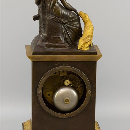 Null Pendule de cheminée Empire en bronze partiellement doré, surmontée d'une st&hellip;