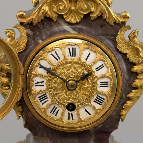 Null Un orologio da tavolo a colonna, Francia ca. 1880, marmo grigio con ornamen&hellip;