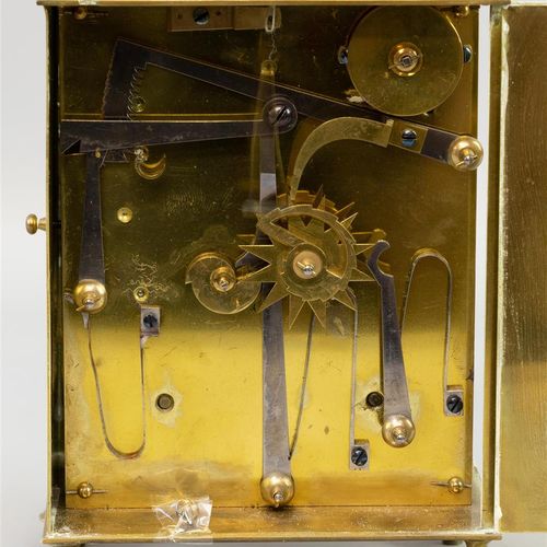 Null 一个带闹钟的卡普金旅行钟，Plantier à Vienne，法国，19世纪，黄铜外壳，珐琅表盘--1个指针弯曲。(B)

h.30厘米