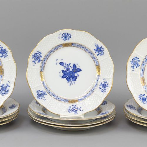 Null 一套12个侧盘，Herend，瓷器，装饰为Apponyi蓝色（A-）。

ø cm