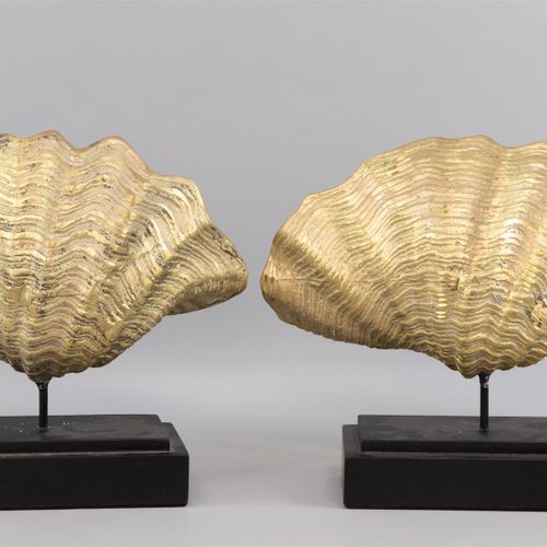 Null A sculpture of shells, gold patinated metal on composite bases (A).

H. 21 &hellip;