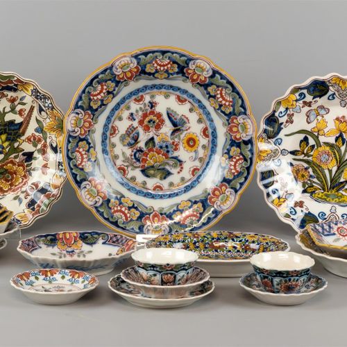 Null 一组Makkum盘子、碗和2个杯子和碟子，多色陶器，主要是花卉图案（B）。 

7 - 23厘米