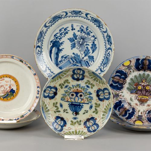 Null 六个杂项盘子，代尔夫特和法国，18/19世纪，陶器，其中有一对多色孔雀盘和一个深蓝白花纹盘--缺陷（B）。

ø 22 - 25.5 cm