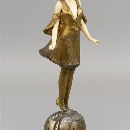 Otto Poertzel (1876-1963) 奥托-波尔策尔(1876-1963)

"香槟女孩"，chryselephantien - 鎏金和铜化的青铜&hellip;