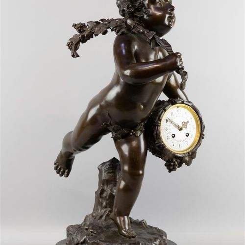 Null 一个大写的雕塑钟，法国，约1880年，青铜，上面有一个带着葡萄藤的普特，机芯标有Raingo Frères Paris，有小摆锤，在绿色/黑色大理石底&hellip;