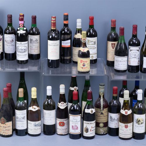 Null Un lot de 43 bouteilles de vin principalement rouge et blanc, dont 1x Châte&hellip;