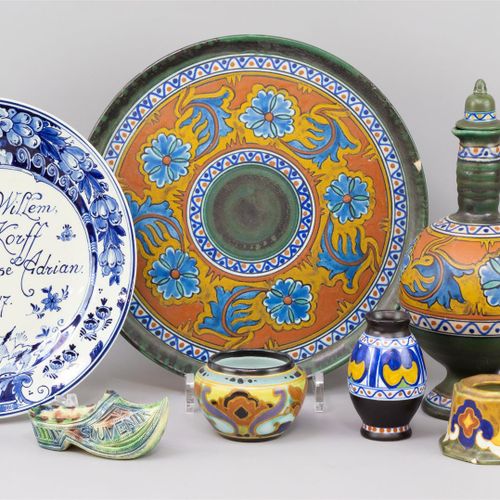 Null 一批各种陶器，包括镀金物品，如Amphora墨水瓶和Plazuid利口酒套装，弗里斯兰雕刻木屐，1917年的Porseleyne Fles婚礼盘和18&hellip;