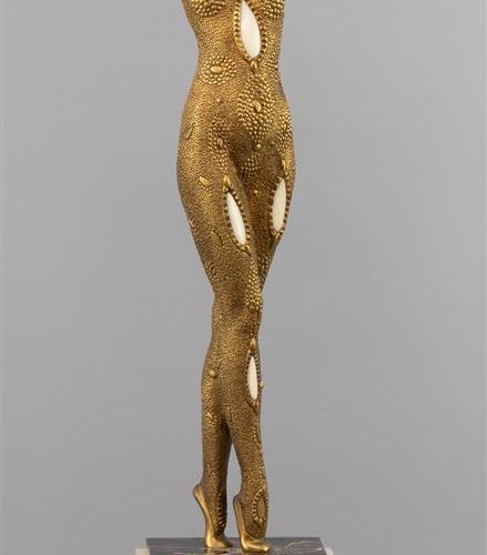 DEMETRE CHIPARUS (1886-1947) 德梅特-奇帕鲁斯(1886-1947)

舞蹈家，象牙 - 鎏金铜和象牙，大理石和黑玛瑙底座，底座上有&hellip;
