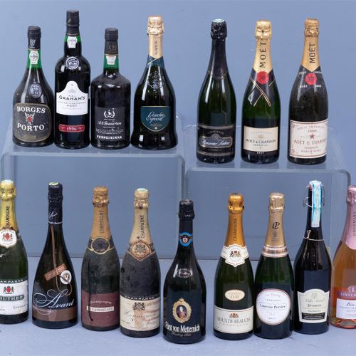 Null 十三瓶香槟和汽酒，包括2个酩悦香槟，一个是1966年的，还有三瓶波特酒（B）。