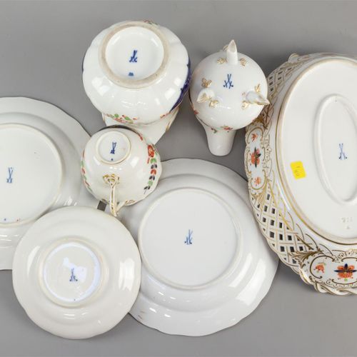 Null 一套41件麦森中国风装饰的餐具，在1815-1935年间有不同的标记，多色和部分镀金的瓷器，包括8个餐盘，4个开胃菜盘，10个茶杯-1个有微小的缺口，&hellip;