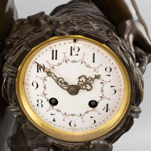 Null Une horloge sculpture capitale, France, c. 1880, en bronze, surmontée d'un &hellip;