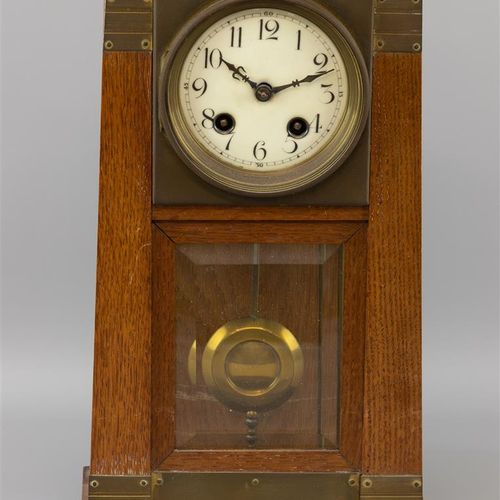 Null Une horloge de cheminée en chêne avec boîtier en cuivre et verre à facettes&hellip;