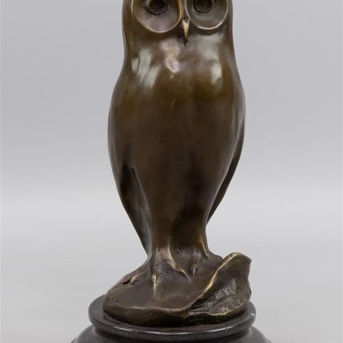 Null 猫头鹰雕像，出自弗朗索瓦-蓬蓬之手，大理石底座上的青铜器(A)

h.25厘米。