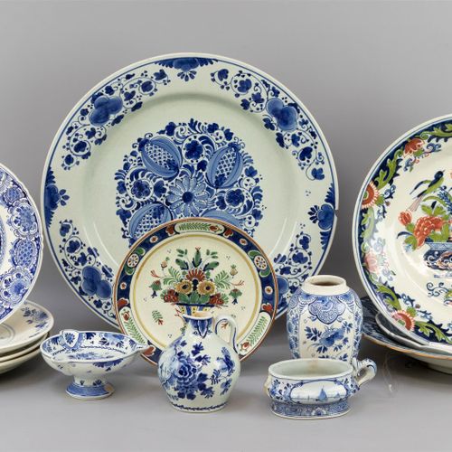 Null 一批杂项陶器，Porceleyne Fles和Makkum，20世纪第一季度，陶器，3个多色和10个蓝白--糖碗，壶，盘子的脚，碟子和2个有缺陷的盘子&hellip;