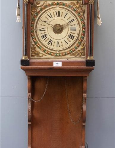 Null 弗里斯兰长柜钟，19世纪初，橡木表壳，带轮廓罩，压花拉通表盘，带田园装饰，同上配件，机芯有报警功能（B）。

l.148厘米