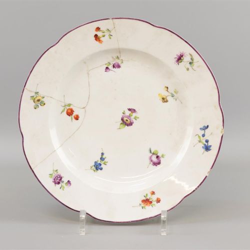Null 一个盘子，Amstel，1784 - 1809，瓷器，有轮廓的边缘和多色的花卉装饰 - 有几处被粘住了，边缘有缺口（C

ø25.5厘米。