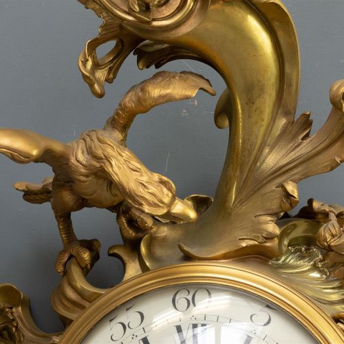 Null 一块大写的路易十五风格的卡特尔计时器，装在一个镀金的青铜盒子里，法国大约在1880年，上面有一位女士吹着小号和一只老鹰在花卉图案和玫瑰花丛中的装饰，珐&hellip;