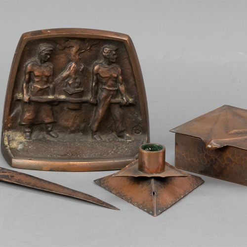 Null 一批杂项物品，大部分是铜制的，包括一个锤制开信刀，一个烛台，一个雪茄盒和一个由Cornelis Klep设计的书架（1956）（B）。

最大长20.&hellip;