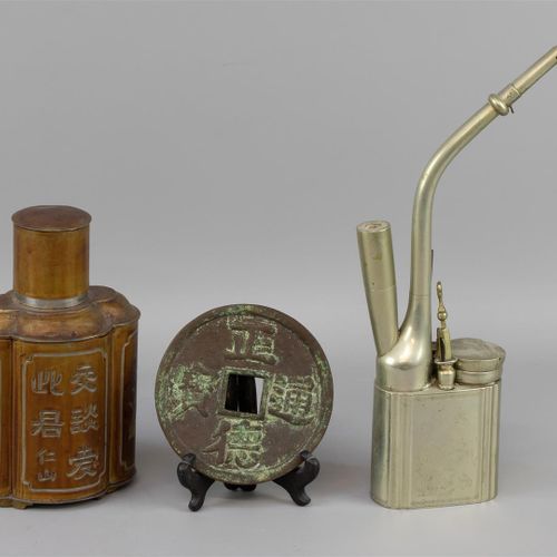 Null 一个铜制的锡制茶叶罐，一个金属鸦片烟斗和一个绿色的铜制大号硬币副本，中国--烟斗的壶嘴损坏（A/B）。

最大高度26厘米。