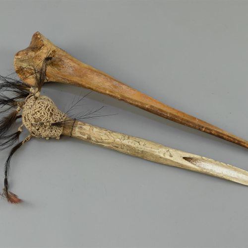 Null 两把Kasuaris匕首，其中一把有装饰，巴布亚新几内亚（B）。

l.28.5 - 34.5厘米。
