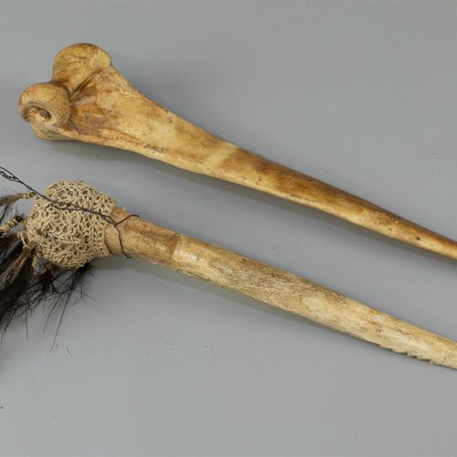 Null Due pugnali Kasuaris, uno con decorazione, Papua Nuova Guinea (B).

L. 28,5&hellip;