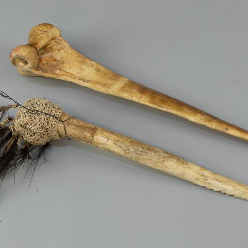 Null Two Kasuaris daggers, one with decoration, Papua New Guinea (B).

L. 28.5 -&hellip;