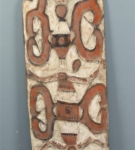 Null 一个塞皮克盾牌，巴布亚新几内亚，涂漆的木头 - 裂缝和缺少一块l.B.（B）。

h.120厘米。
