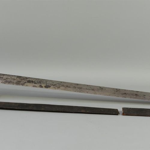 Null Une machette ou klewang ancienne, Indonésie, manche en corne avec défauts, &hellip;