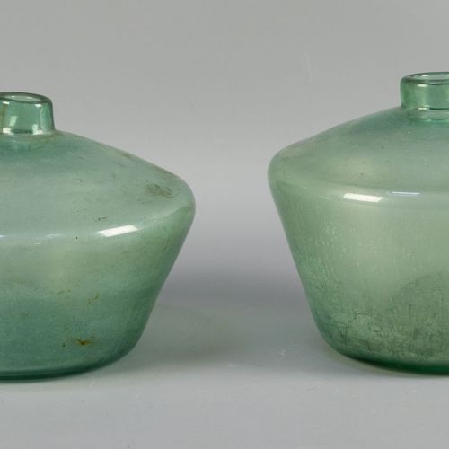 Twee antieke dikbuikige flacons Dickwandiges meergrünes Glas, mundgeblasen. B+ H&hellip;