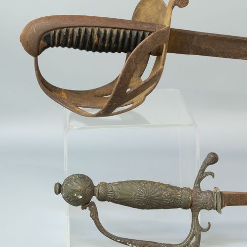 Een cavalarie sabel en een degen, late 19e/vroege 20e eeuw 两者都有很多锈蚀的损伤，没有刀鞘。长约10&hellip;
