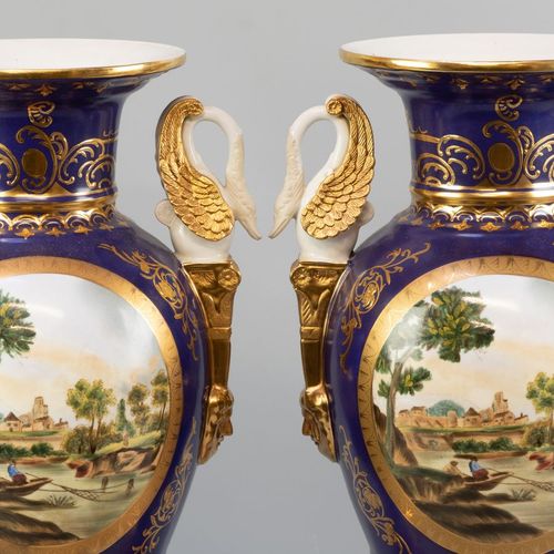 Een paar vazen, Sèvres-stijl, Frankrijk 1e helft 20e eeuw Porcelaine à décor pol&hellip;
