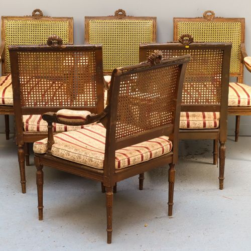 Een serie van 6 Louis XVI armstoelen 古铜色的果木，有网状的座椅和靠背，冠以花环图案，完全靠在有凹槽的腿上，都有可拆卸的坐垫&hellip;