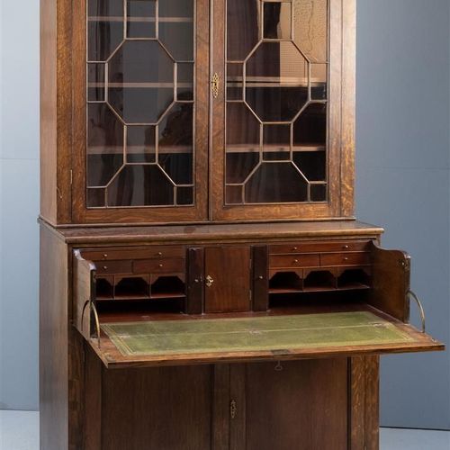 Een boekenkast met uitschuifbaar secretaire vak, Engeland, ca. 1900 橡木，有釉面支架，内部有&hellip;