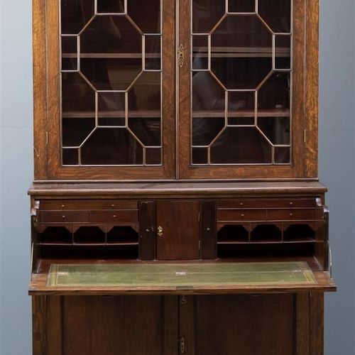 Een boekenkast met uitschuifbaar secretaire vak, Engeland, ca. 1900 Eiche, mit v&hellip;