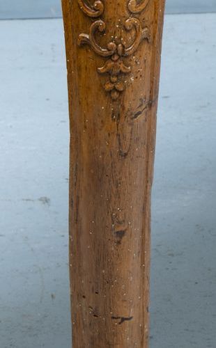 Een Rococo wandtafel, Frankrijk midden 18e eeuw 胡桃木，宽大的模型，雕刻有棕榈叶，刺桐叶和C型涡旋的装饰，靠在滚&hellip;