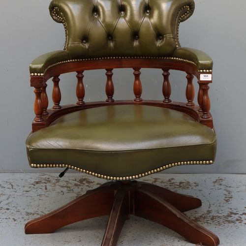 Een draaibare bureaustoel 柚木，仿古英式风格，有部分填充的绿色皮革装饰。宽度80和宽度65厘米