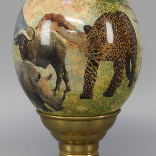 Een struisvogelei With printed decor of the big five of Africa, on brass base. A&hellip;