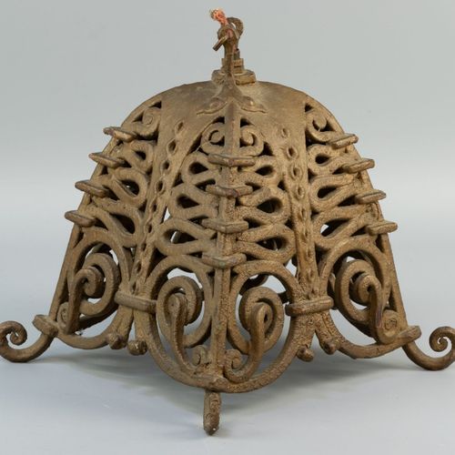 Een art deco lampenkap, Frankrijk Bronze patinated wrought iron. W h. 22 cm