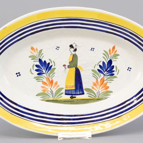 Een kavel antieke serviesdelen, Quimper, Frankrijk 多色装饰的农妇陶器，包括15个餐盘，8个早餐或开胃菜盘和一&hellip;