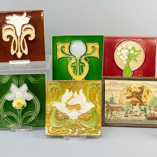 Tien tegels, ca. 1900 en later 8x carreaux en relief Jugendstil à décors floraux&hellip;