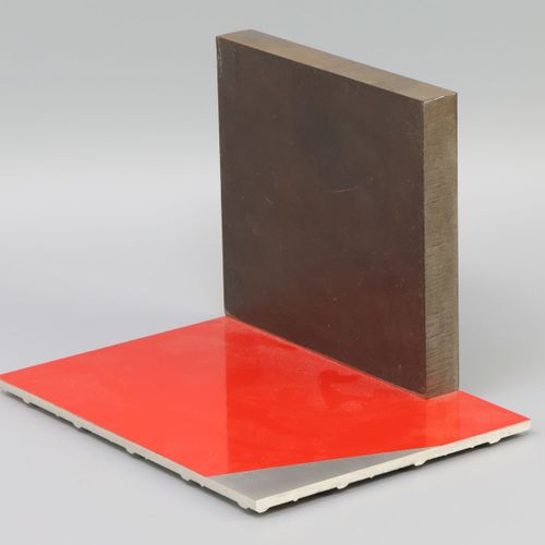Piet Tuytel (1956) Square 钢和铝，8/25，PT有图案和日期，2005年。A- h. 14.5 x w. 20 x d. 15 cm