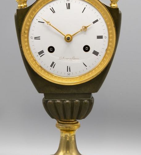 Een Empire vaaspendule, Lesieur à Paris, Frankrijk ca. 1810 Cassa in bronzo dora&hellip;