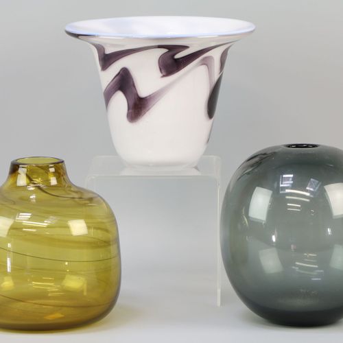 Drie design vazen Tous en verre, 1 blanc avec du violet, indistinctement signé, &hellip;